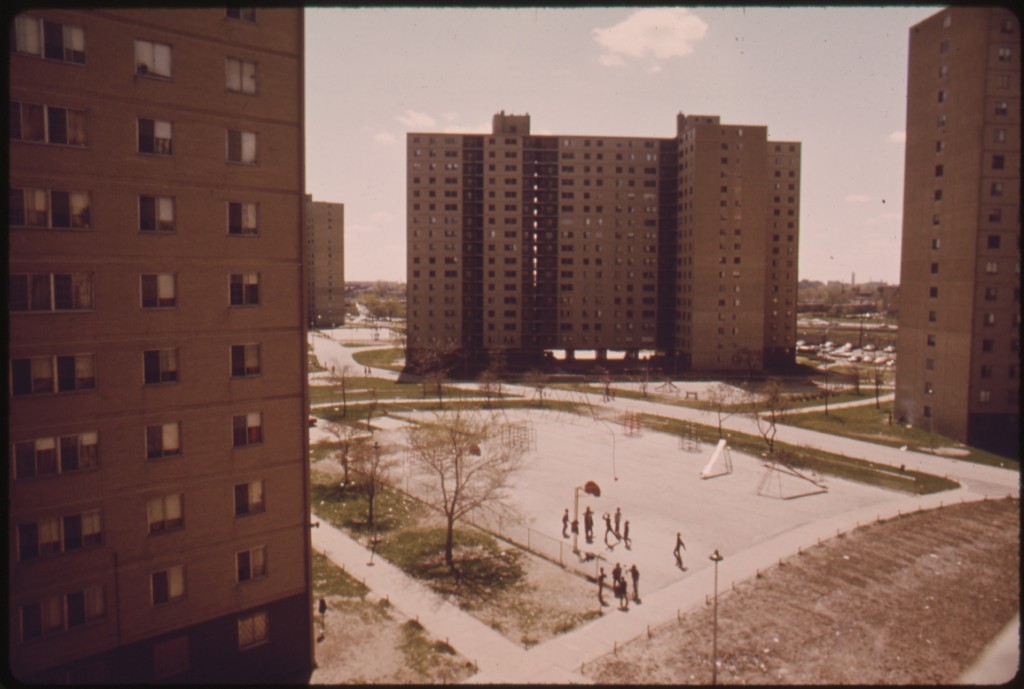 STATEWAY_GARDENS_HIGHRISE_HOUSING_PROJECT_ON_CHICAGO'S_SOUTH_SIDE._THE_COMPLEX_HAS_EIGHT_BUILDINGS_WITH_1,633_TWO_AND..._-_NARA_-_556161