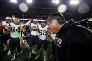 Bill Belichick festeggiato dai propri giocatori dopo la vittoria