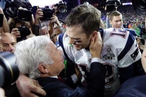 Tom Brady mentre festeggia insieme a Robert Kraft